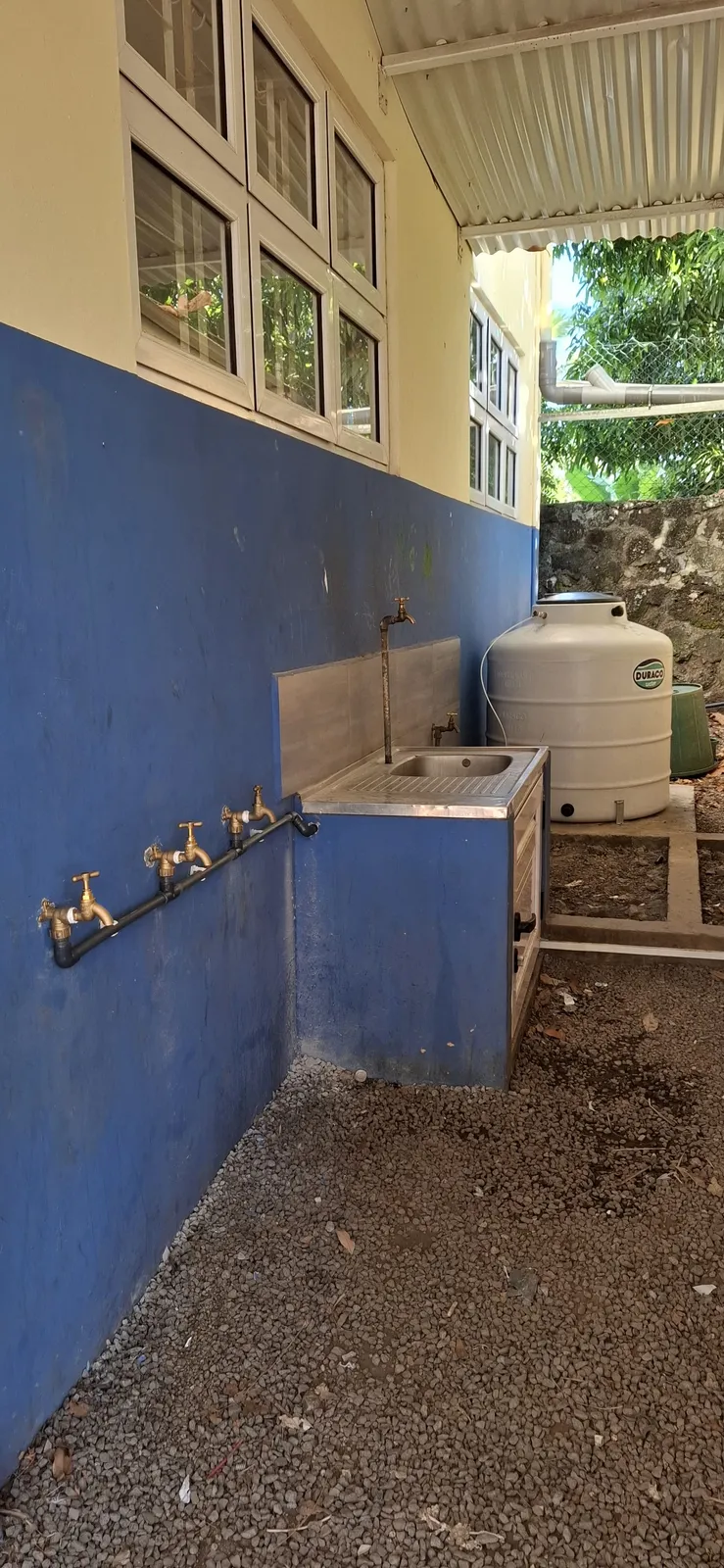 Fontaine d'eau filtrée potable, installée dans la cour de l'école